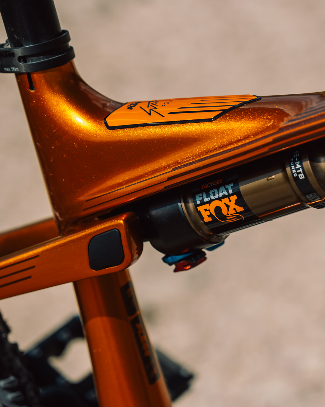 Amortisseur arrière FOX Float intégré sur le cadre du KTM Macina Scarp SX Exonic