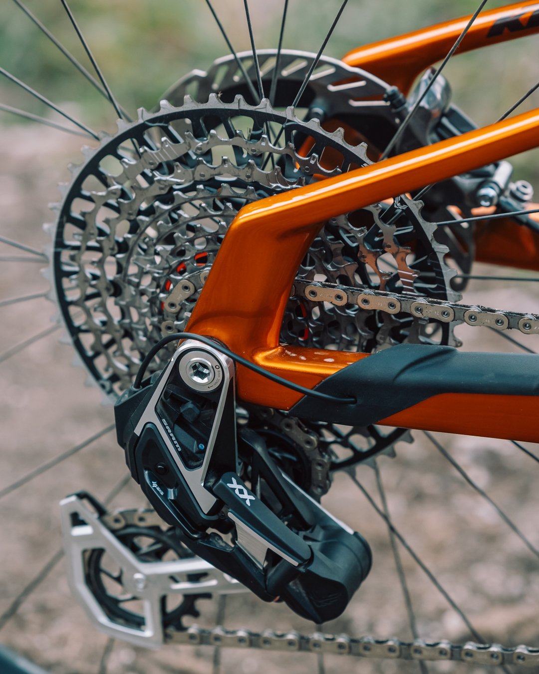Transmission SRAM XX, fourche FOX 34, et commande Bosch du KTM Macina Scarp SX Exonic