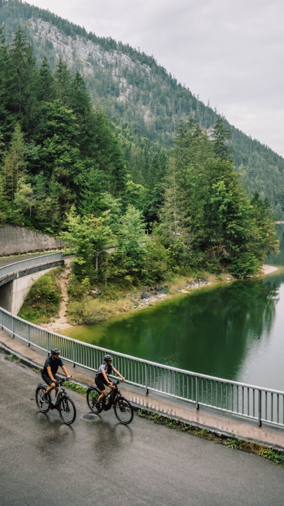 Cyclistes avec vélo KTM LFC 2026