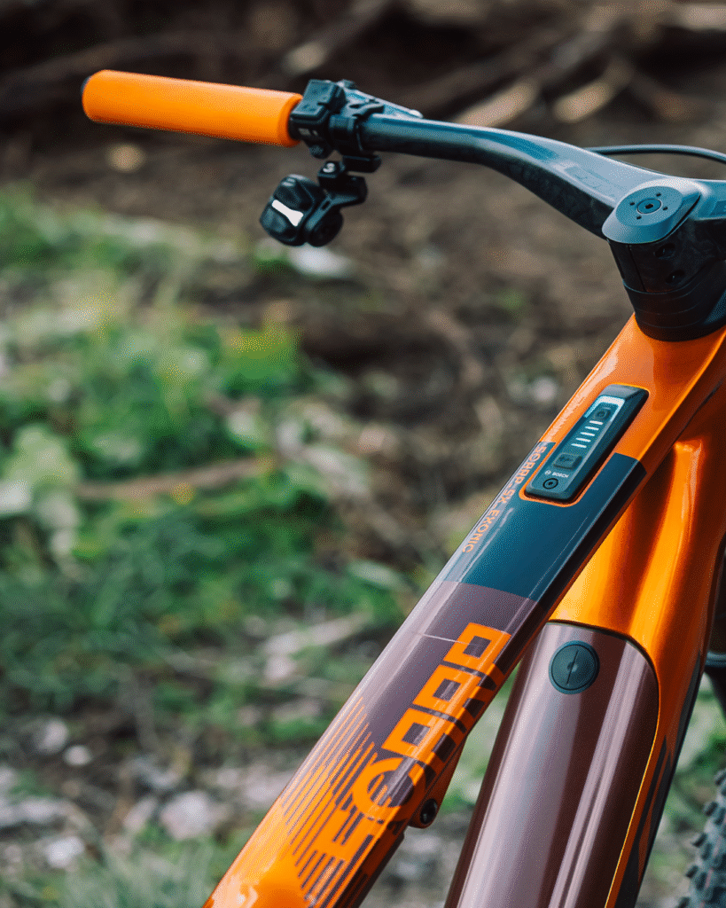 Tube diagonal du KTM Macina SCARP SX EXONIC avec affichage Bosch intégré et design orange métallisé