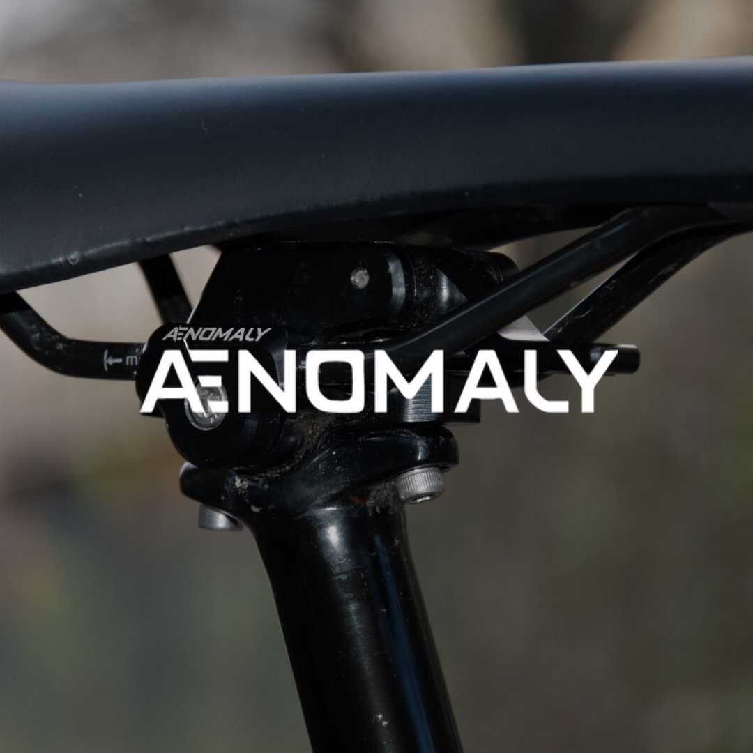 Vue latérale du système SwitchGrade Aenomaly monté entre une tige de selle télescopique et une selle VTT, pour un réglage d’inclinaison optimal