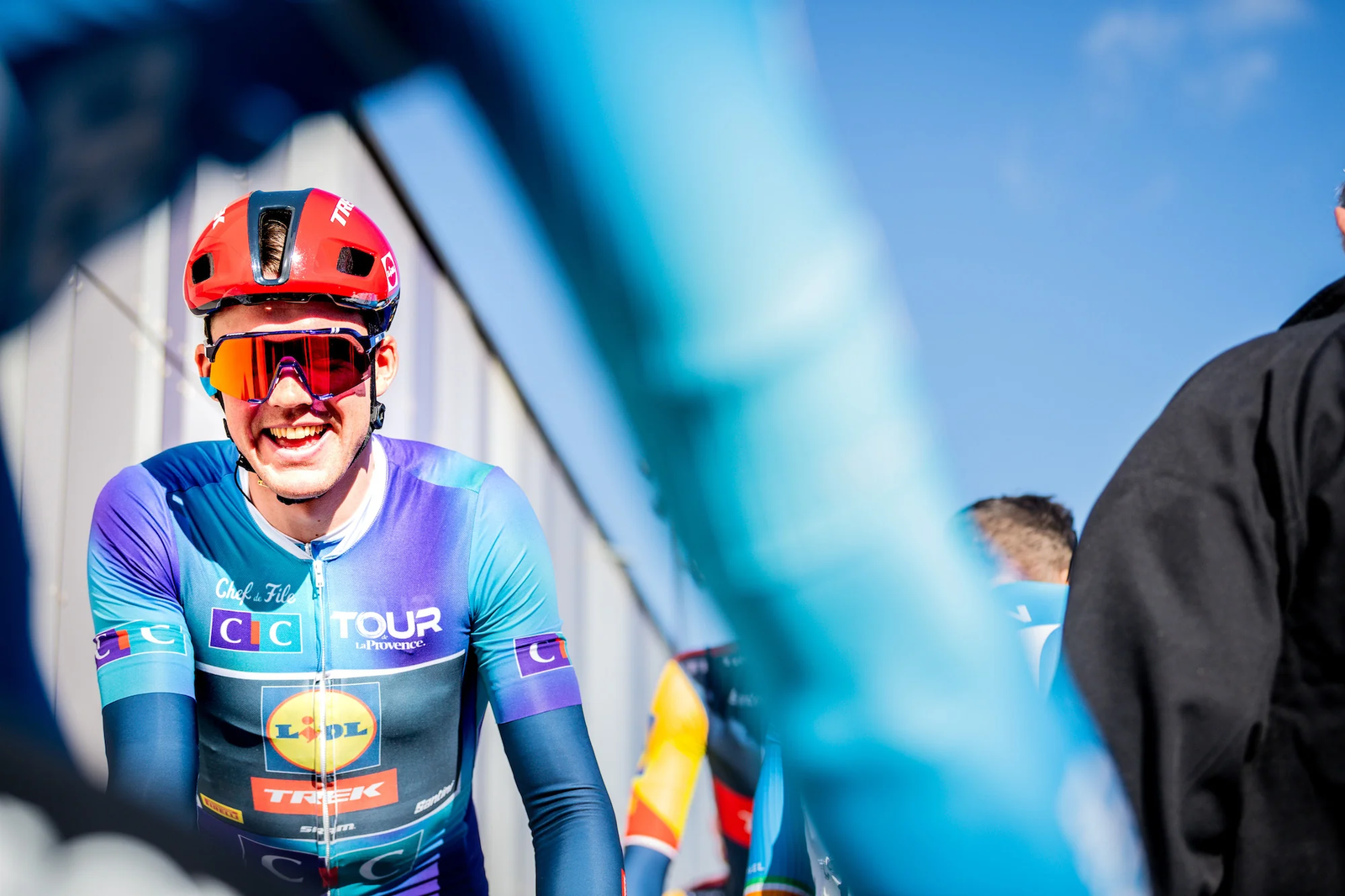 Coureur en maillot Leader CIC Tour de la Provence conçu par Chef de File pour le peloton UCI
