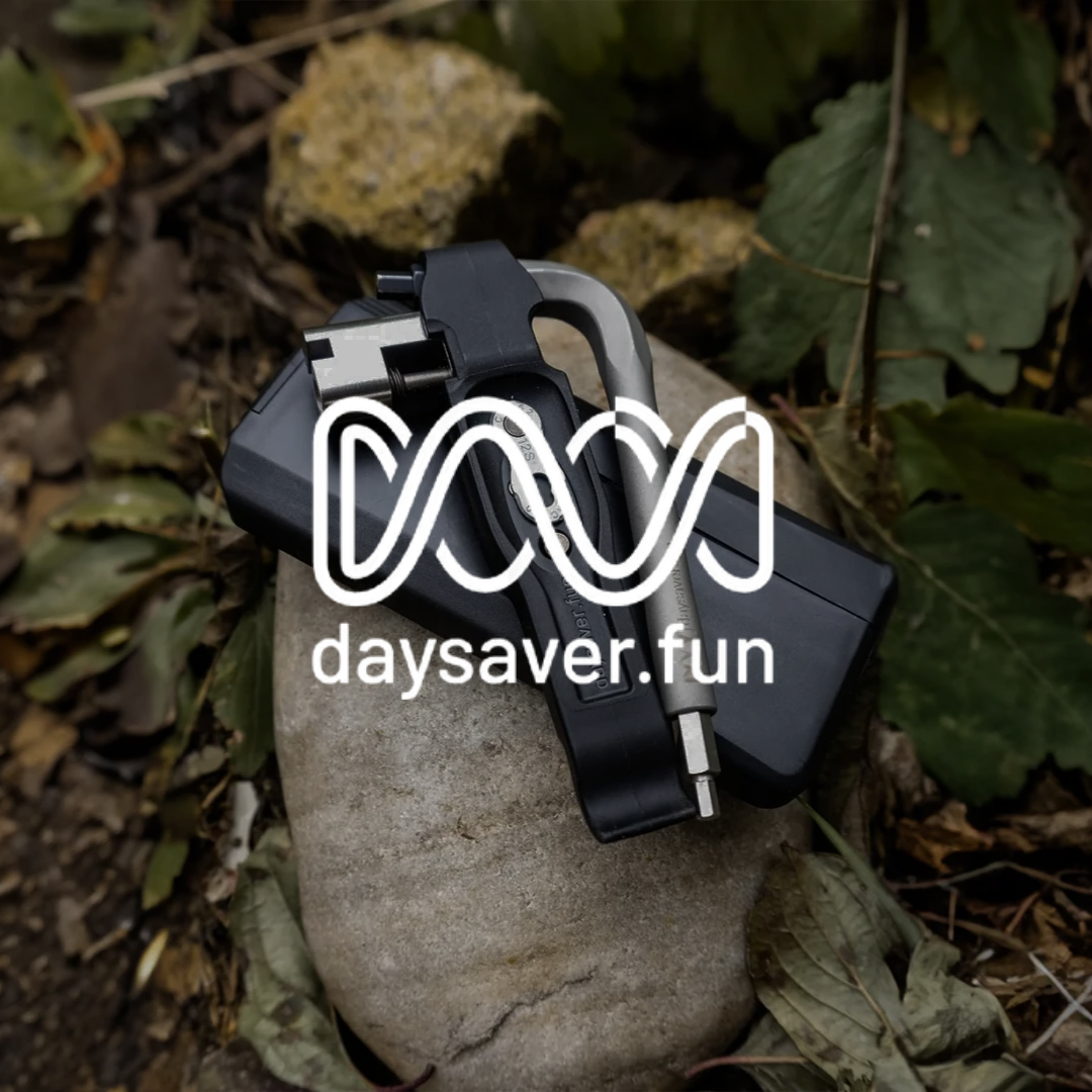 Multi-outil vélo Daysaver Coworking5 posé sur une pierre, montrant sa compacité et sa construction en acier inox.