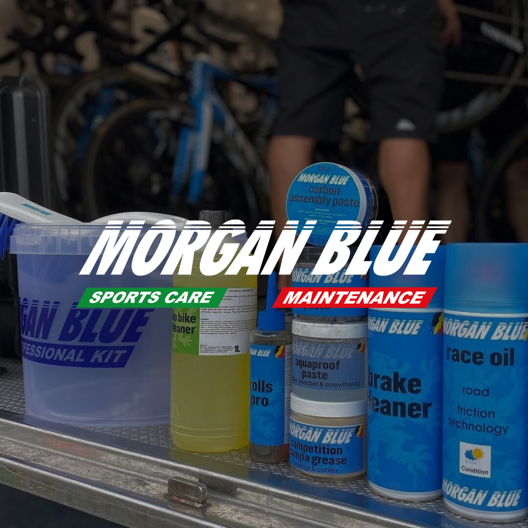 Produits d’entretien Morgan Blue alignés dans un atelier pro, marque belge plébiscitée par les équipes WorldTour