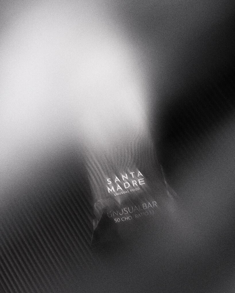 Visuel artistique flouté de la marque Santamadre, nutrition sportive haute performance.