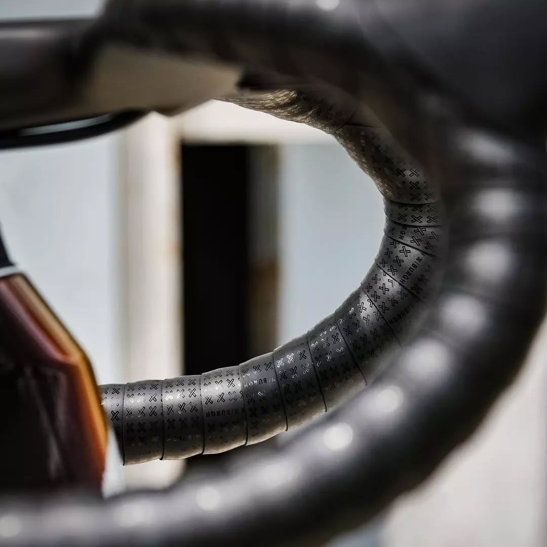 Ruban de cintre Burgh noir à motif graphique installé sur un vélo gravel