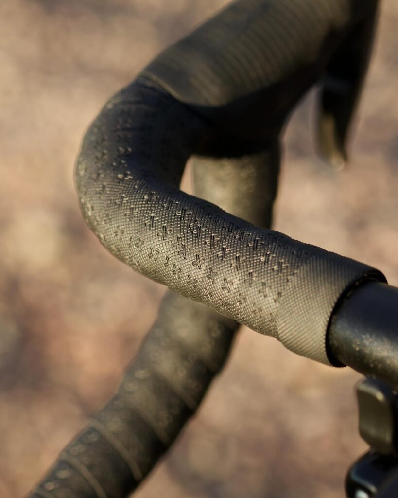 Détail d’un cintre de vélo route ou gravel avec ruban adhérent, pour un pilotage sécurisé.
