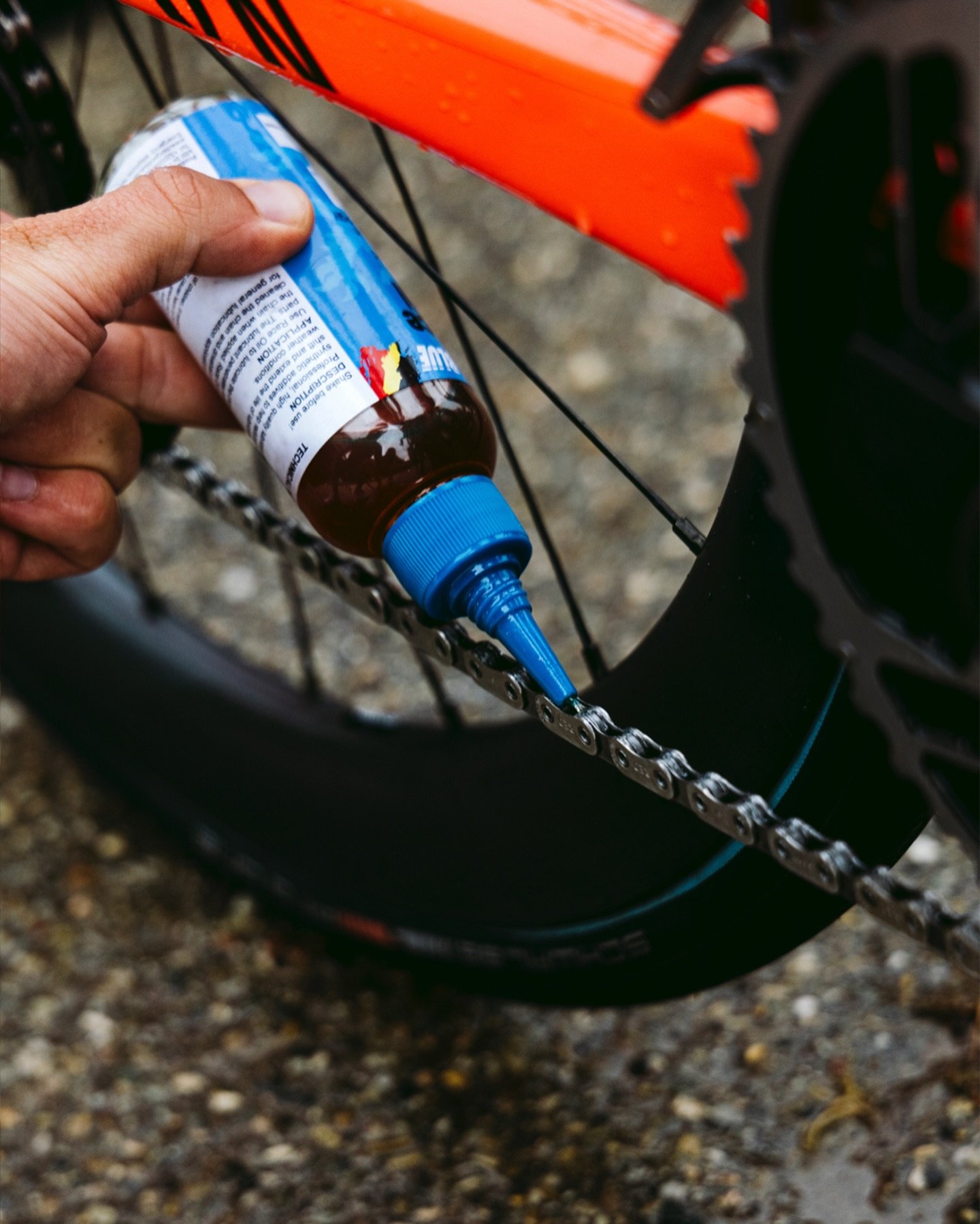 Cycliste de l’équipe féminine Canyon//SRAM zondacrypto lubrifiant la chaîne de son vélo avec Morgan Blue Extra Dry Lube