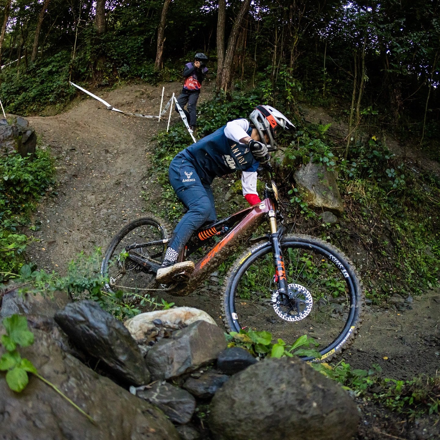 Laura Charles championne de France XCO 2025 sur VTT KTM Macina Prowler Exonic dans un passage en descente technique