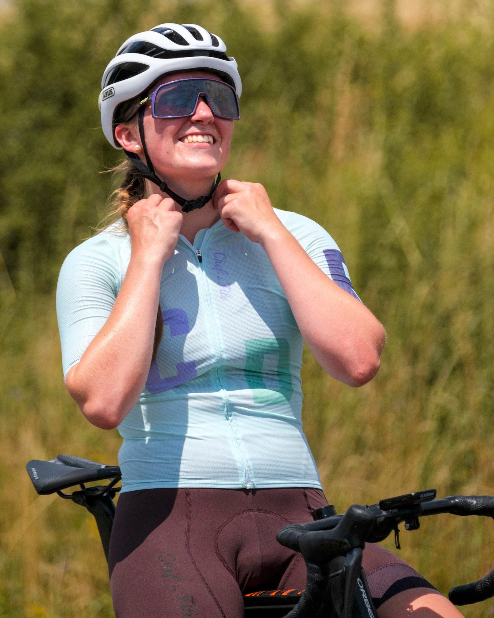 Maillot cycliste Chef de File porté en gravel, alliant style français, coupe ajustée et technicité textile