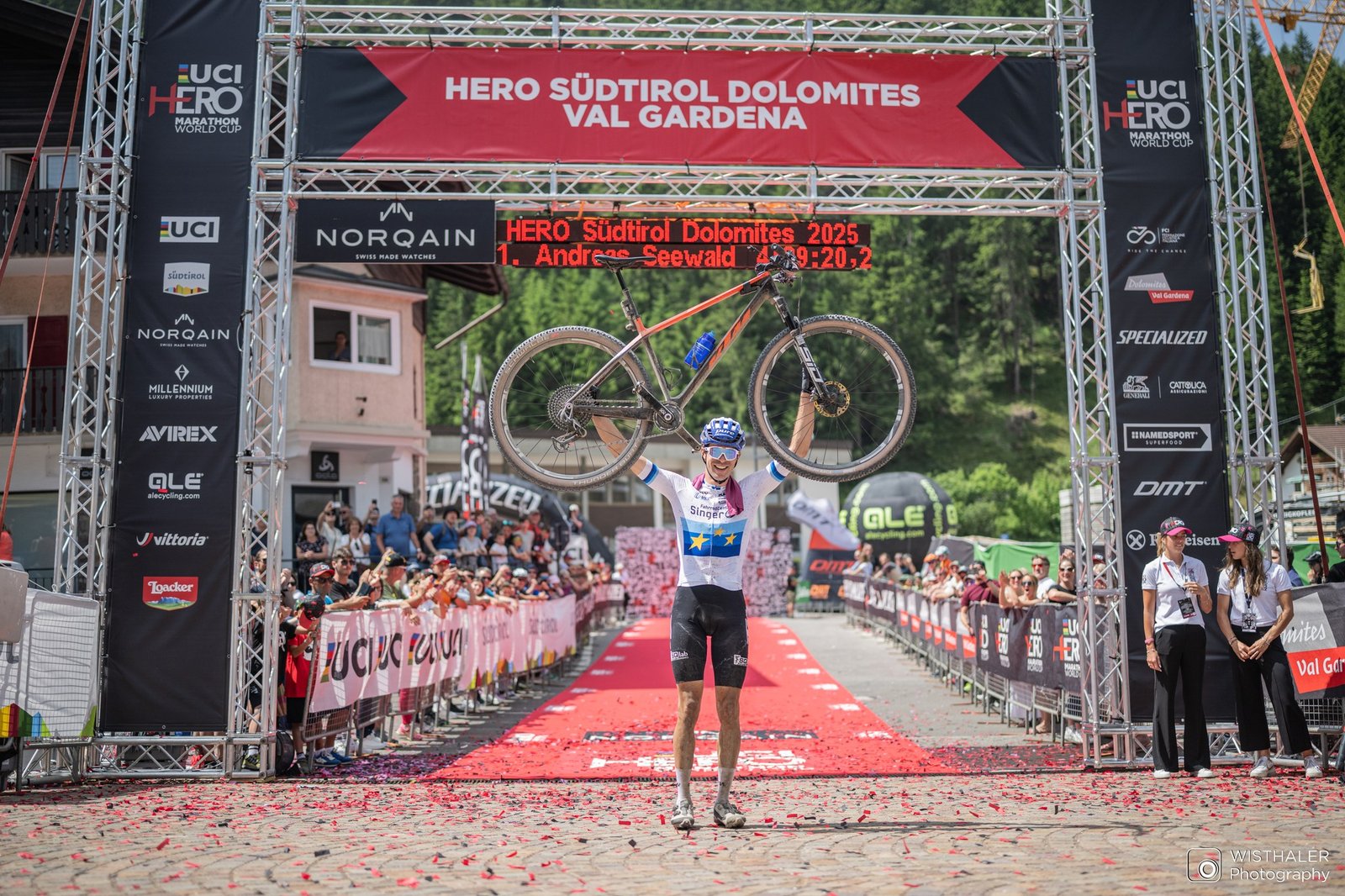 Coureur Singer du team KTM Racing brandissant son VTT après sa victoire à la course Hero Südtirol Dolomites 2025