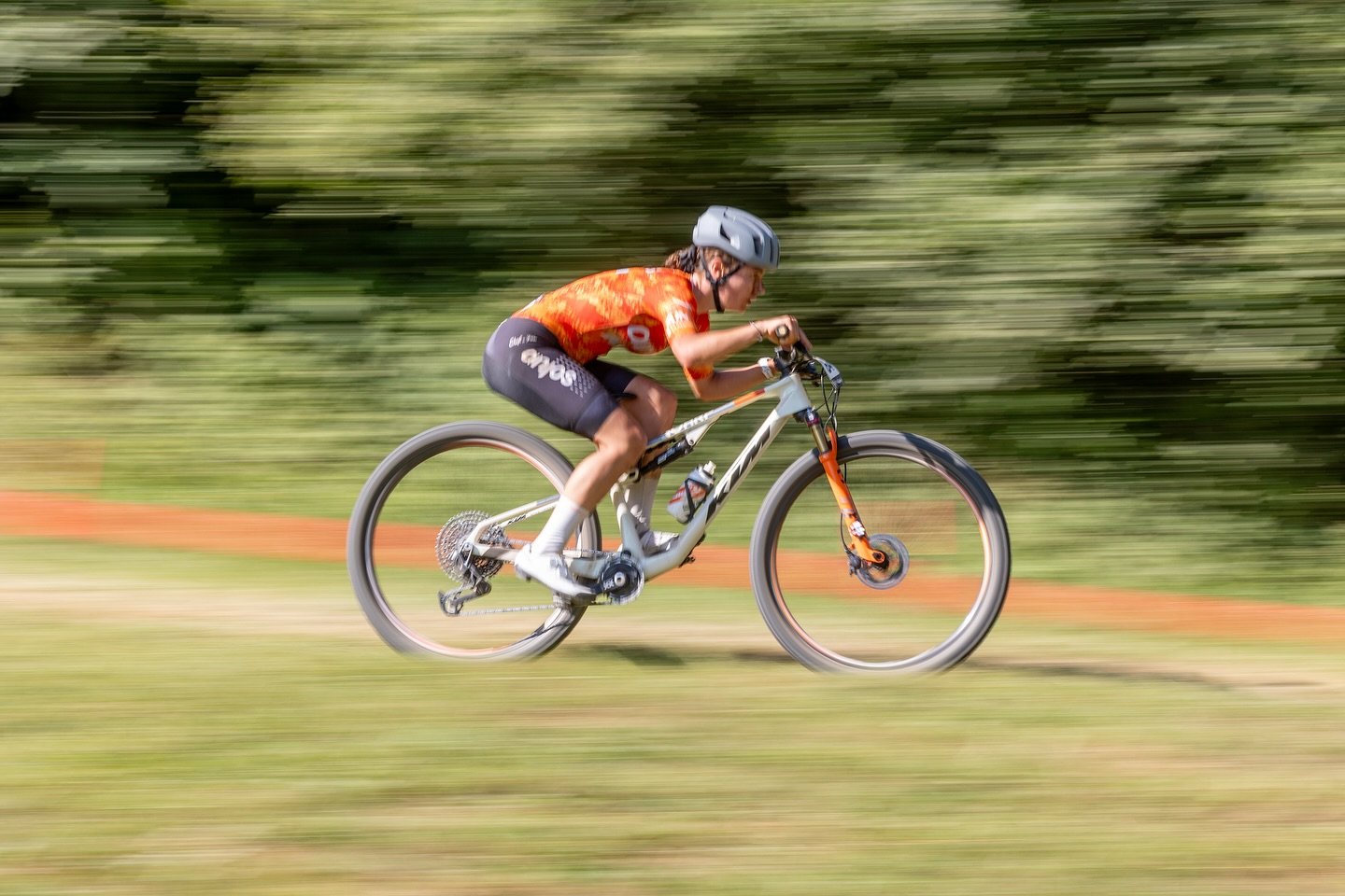 Pilote du Team VCA Anjos KTM sur VTT tout-terrain Scarp Prime Evo en pleine accélération en course XCO