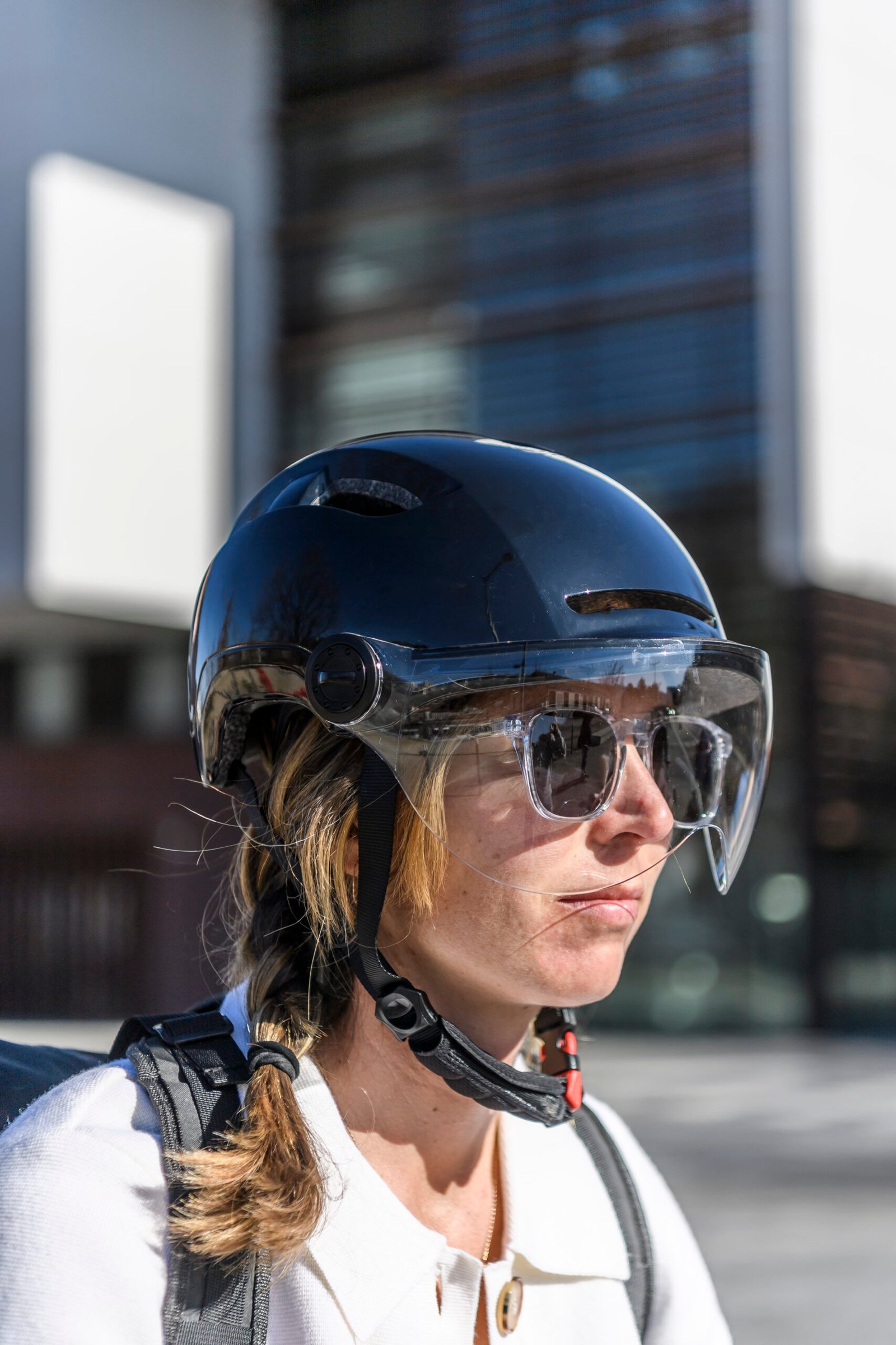 Cycliste urbaine portant un casque Elvish noir en ville