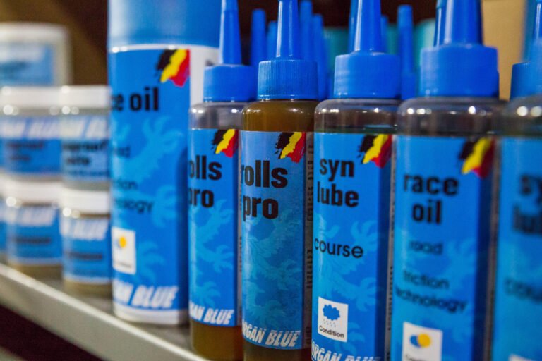 Produits d’entretien vélo Morgan Blue alignés sur une étagère d’atelier, pour transmission performante.