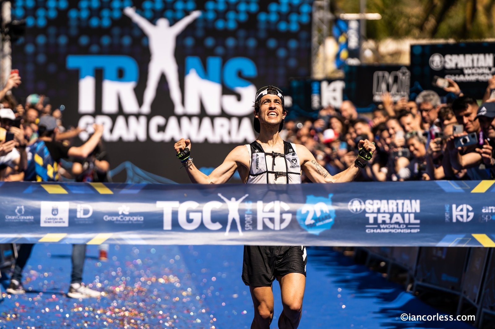 Pablo Villa franchit la ligne de la Transgrancanaria en vainqueur, ambassadeur Santa Madre.