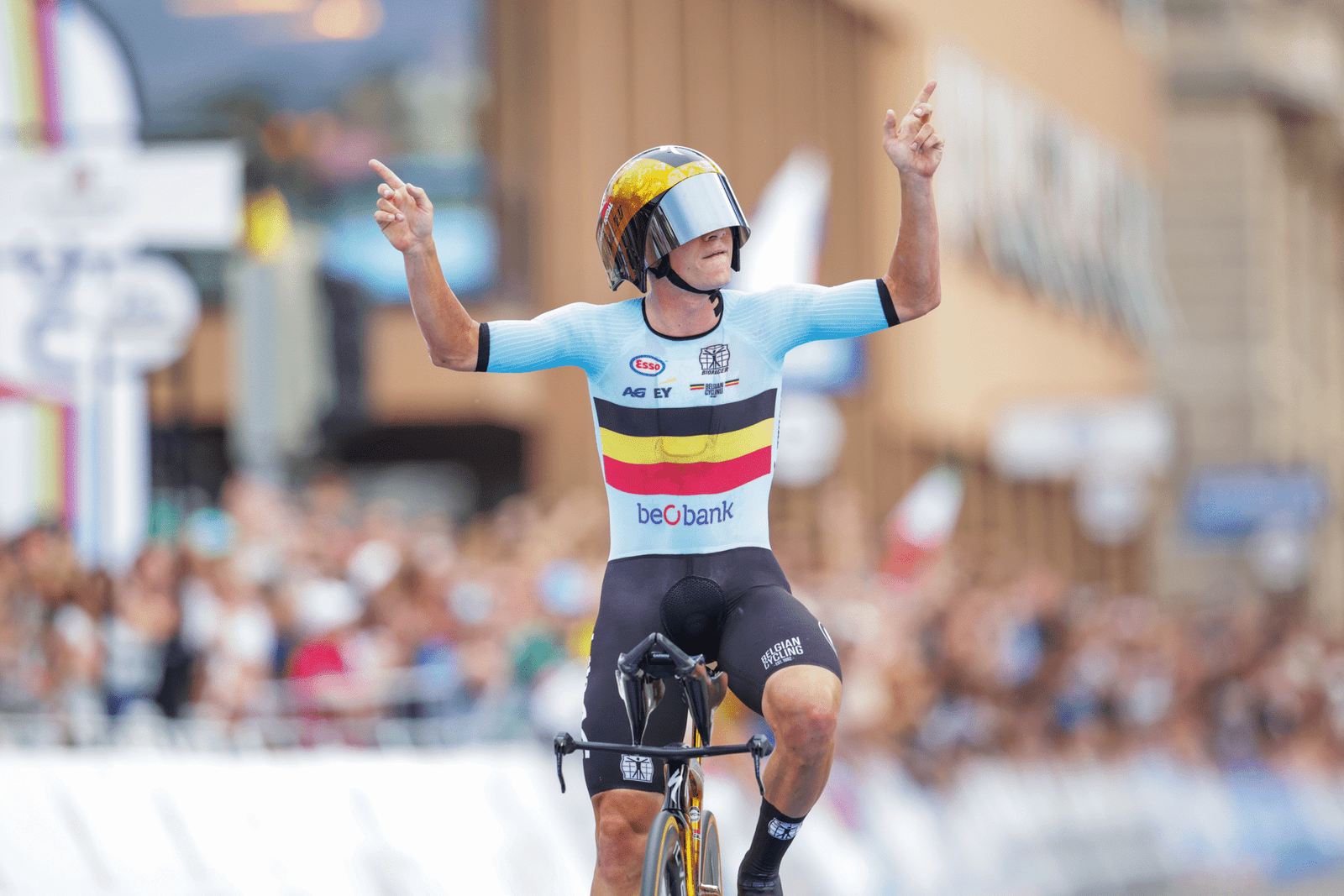 Remco Evenepoel Coureur de la Fédération belge de cyclisme franchissant la ligne d’arrivée après préparation mécanique avec la gamme complète Morgan Blue