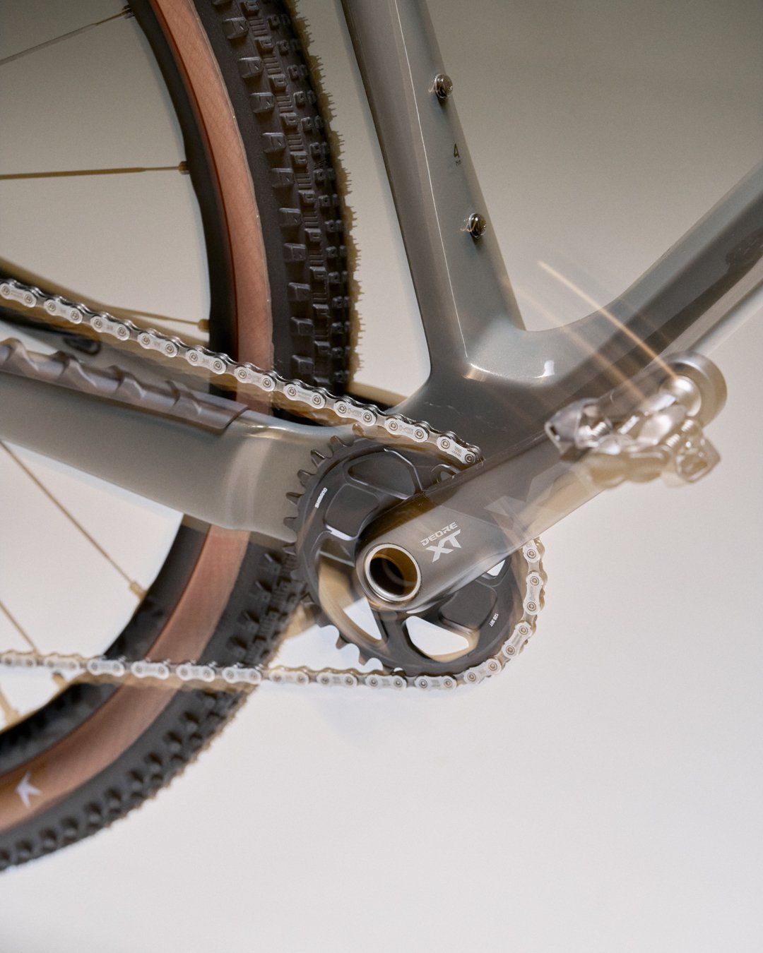 Détail du pédalier Shimano Deore XT sur le KTM Myroon Prime, efficacité et robustesse.