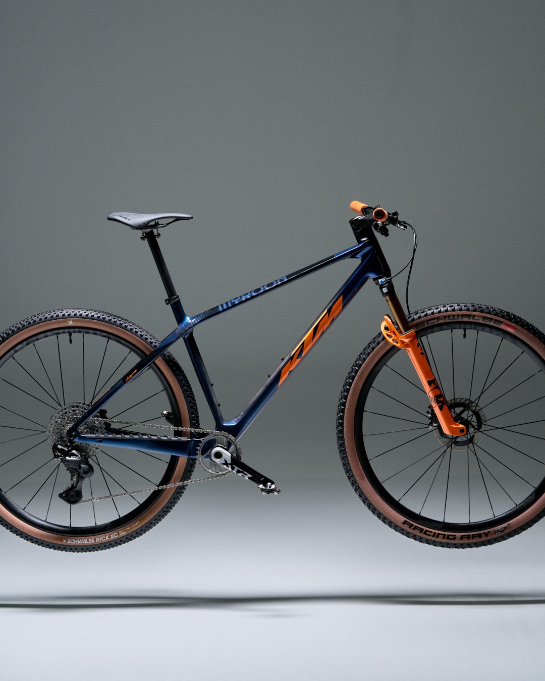 Vélo KTM Myroon Exonic équipé du groupe Shimano XTR, cadre carbone haute performance pour le XC.