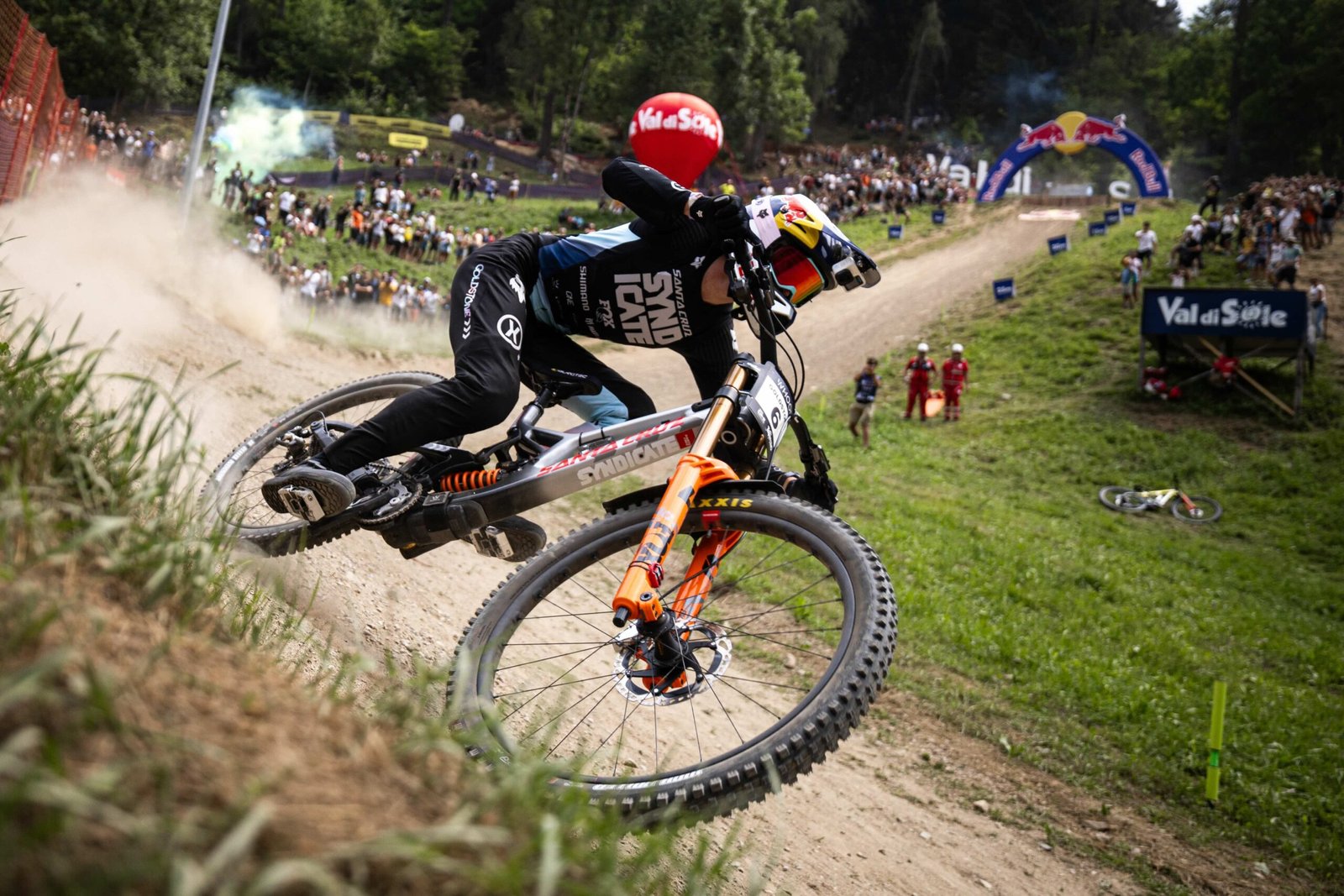 Jackson Goldstone en action sur son VTT DH équipé d’un spider O-Chain, triple vainqueur Coupe du monde 2025