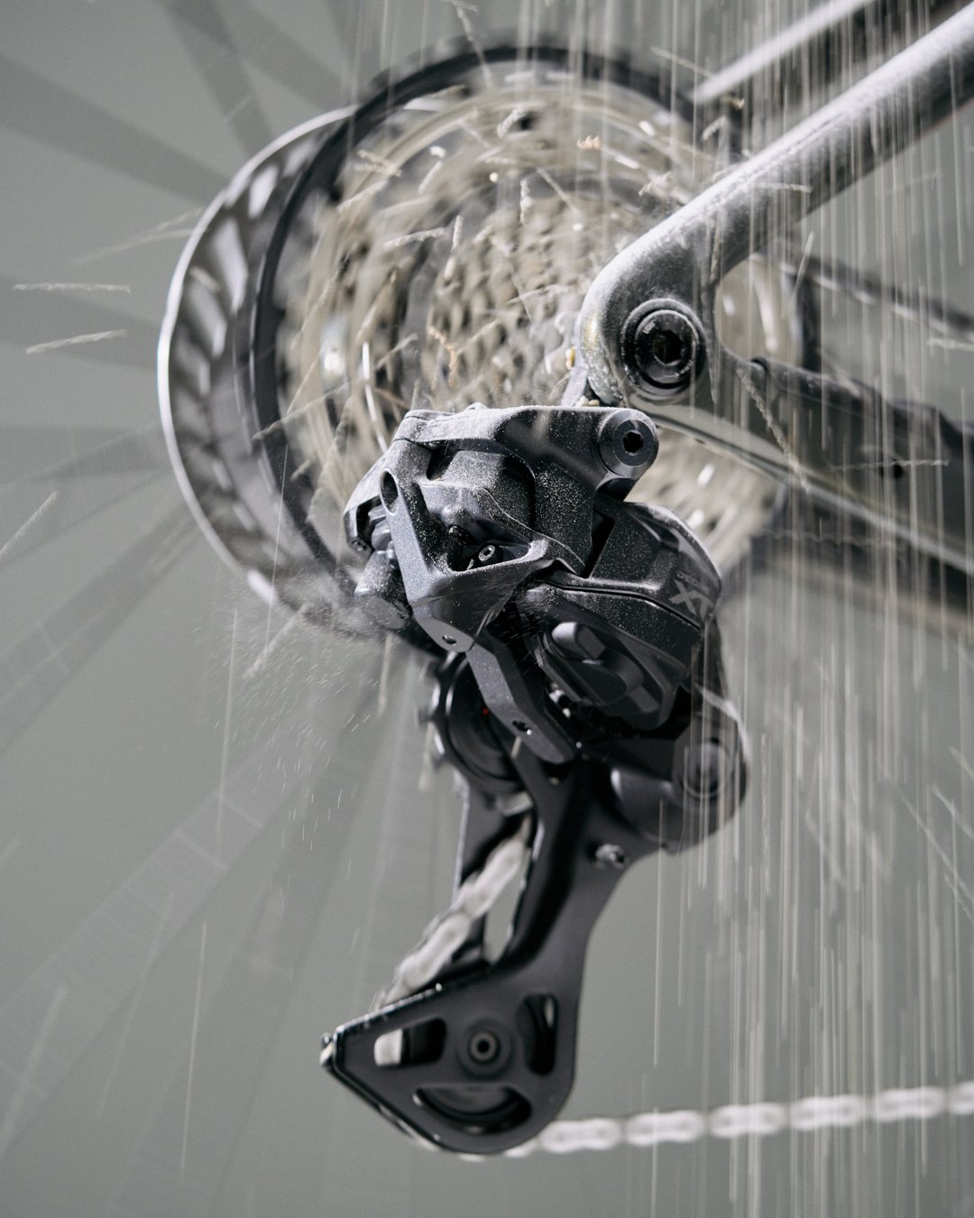Dérailleur arrière Shimano en fonctionnement sous l’eau, conçu pour les conditions extrêmes et la performance continue