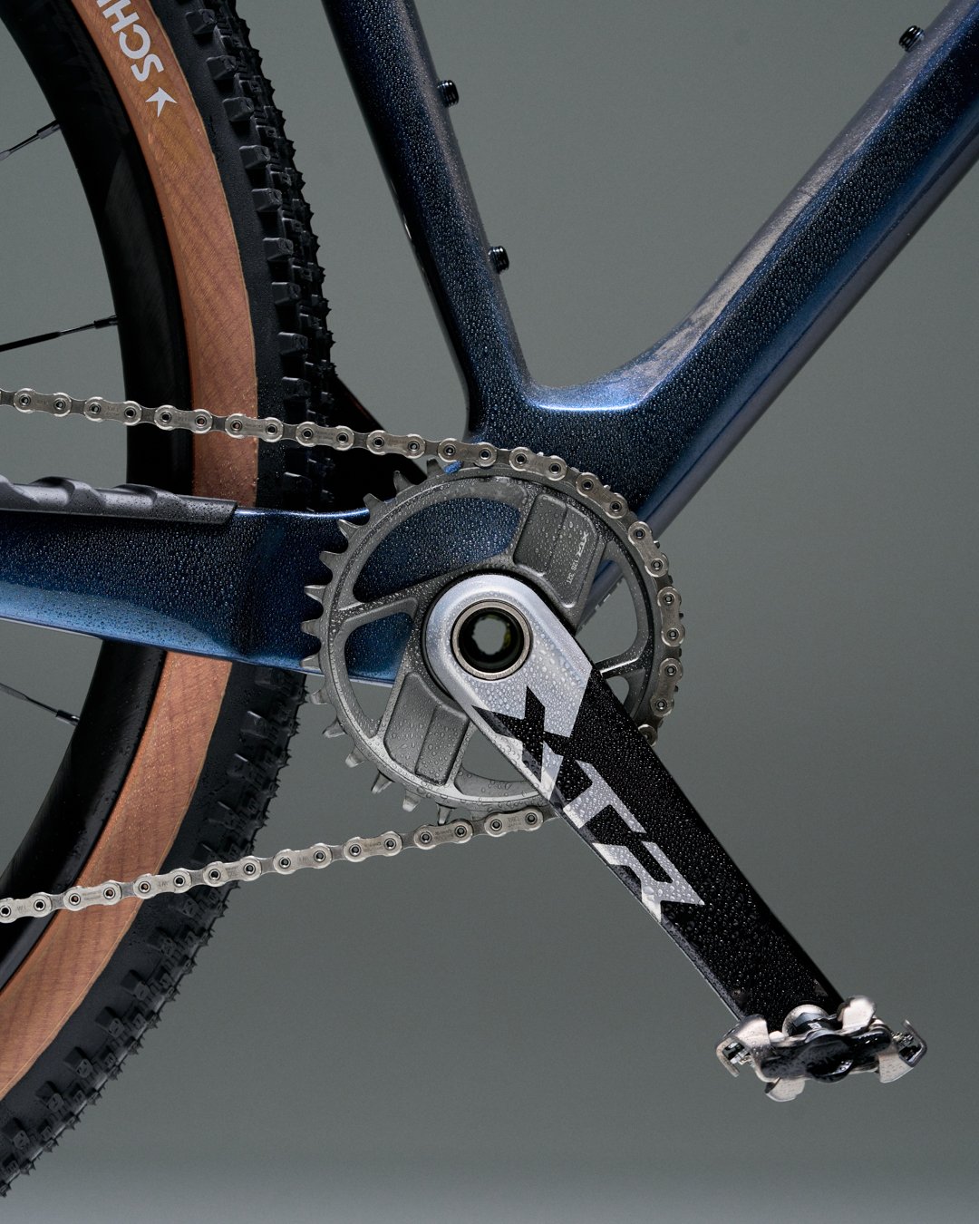 Détail du pédalier Shimano XTR sur le KTM Myroon Exonic, transmission ultra légère et précise.