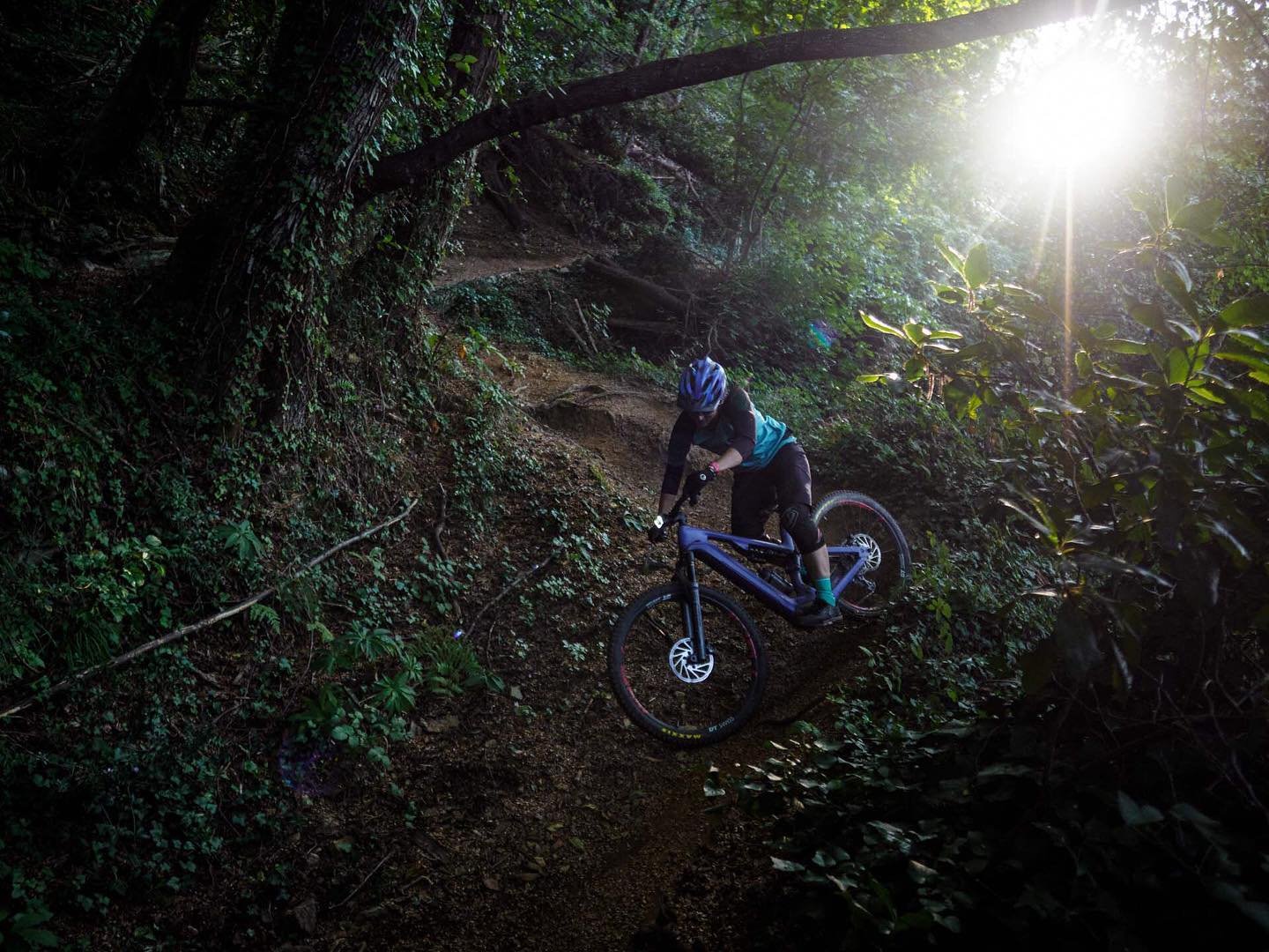 Inès Thoma en e-Enduro avec le SwitchGrade Type 1 dans une descente technique forestière