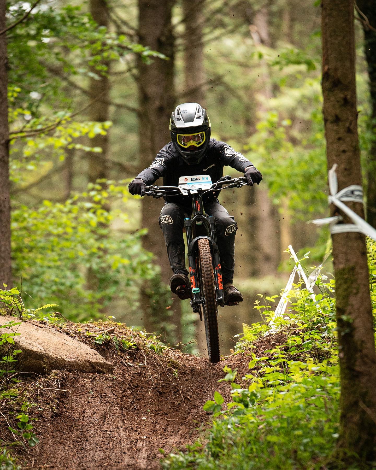 Léon Sulpy en action lors d'une manche d'enduro électrique, équipé d’un VTT KTM, dans une descente boisée soutenue par Cycling and Sports.