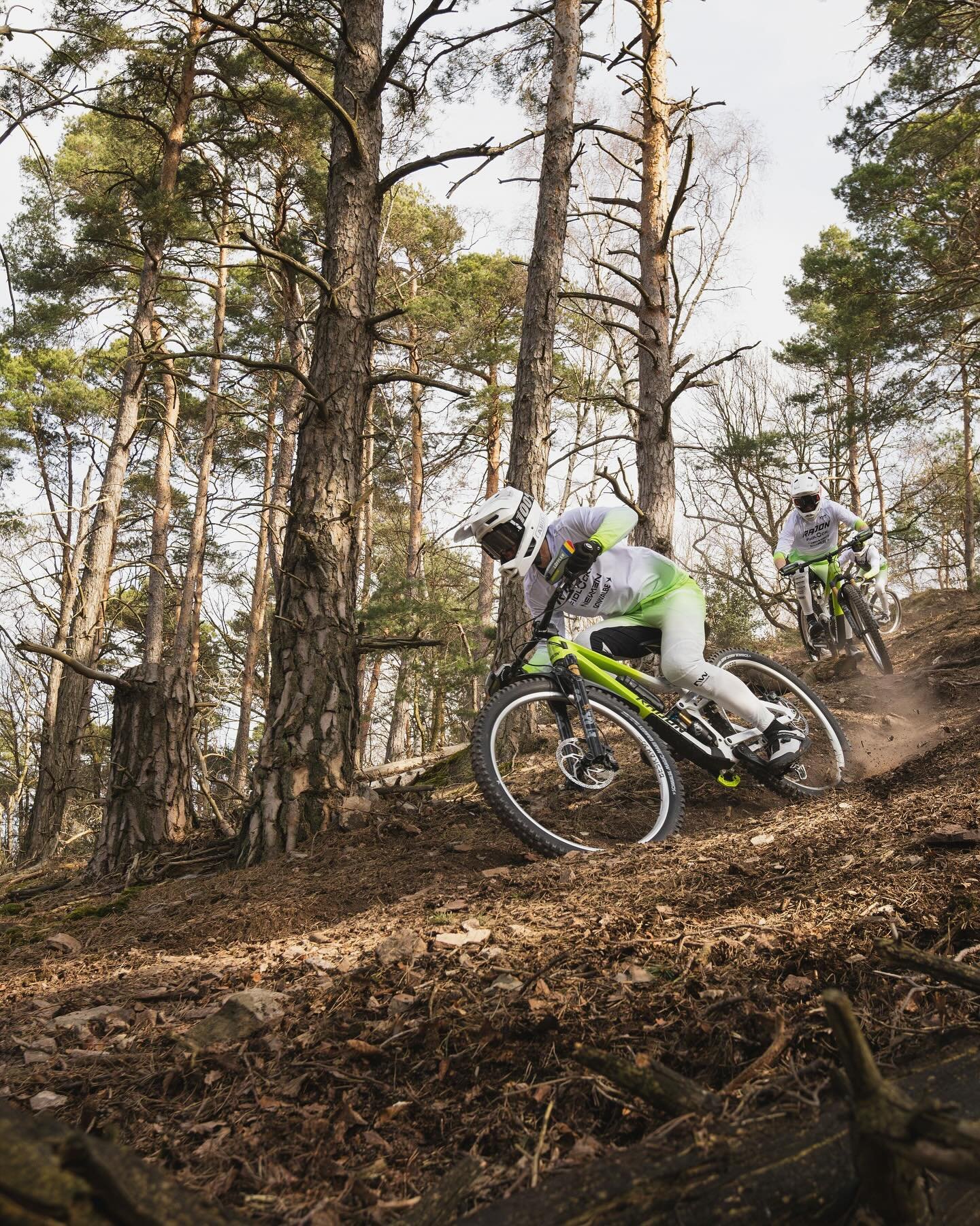 L’équipe Radon Enduro Team en action en forêt, protégée par les handguards Sendhit V3 et les valves tubeless custom.