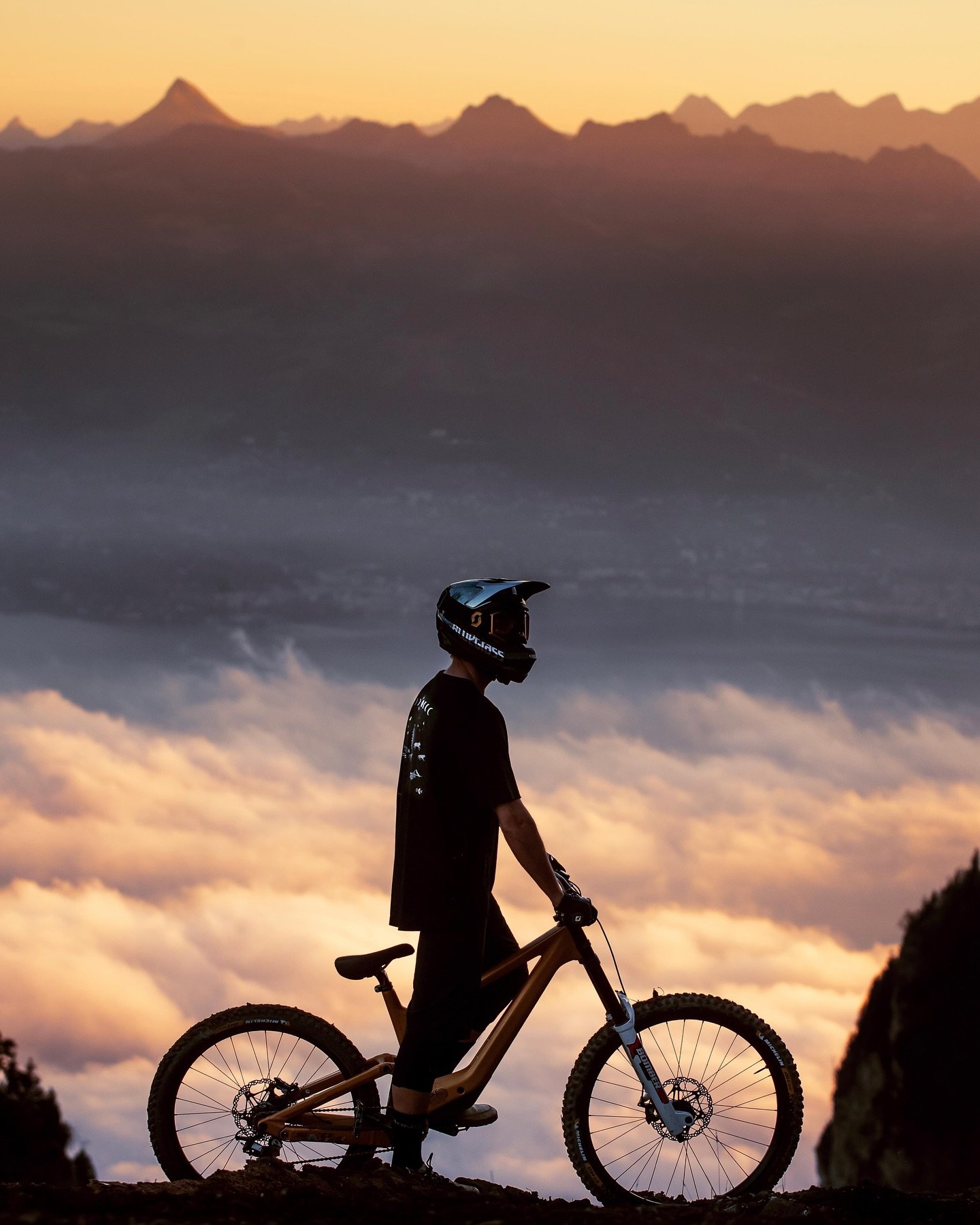 Pilote freeride Vincent Tupin équipé du SwitchGrade Evo Aenomaly lors d'une session sunset à Châtel