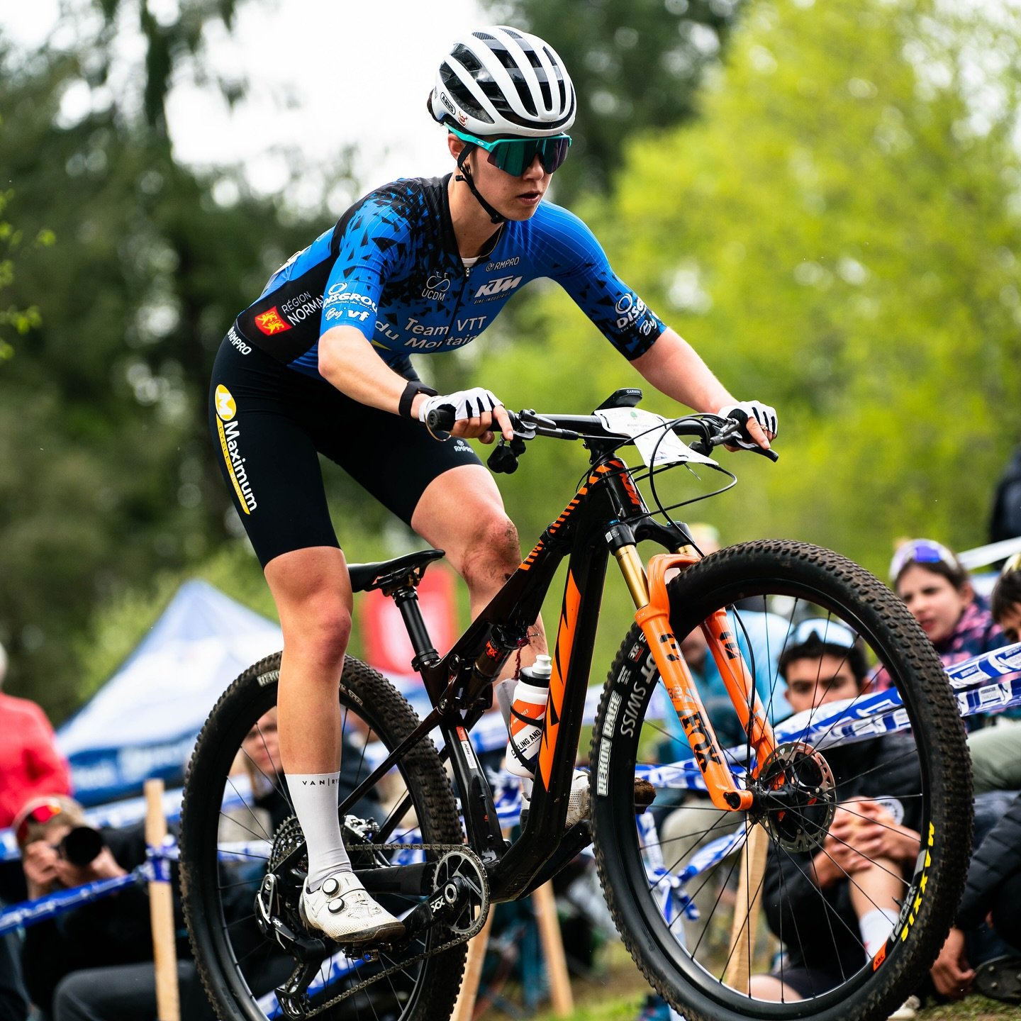 Athlète du Team VTT du Mortainais en pleine compétition régionale, équipé d’un vélo KTM Scarp et de produits partenaires Morgan Blue, Chef de File et Cycling and Sports.