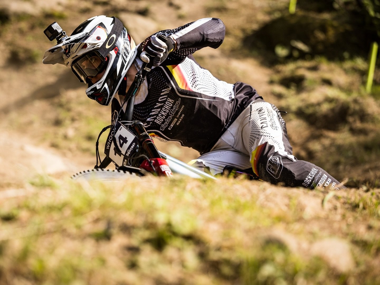 Rider Canyon CLLCTV en course UCI avec spider O-Chain, optimisé pour la DH et l’enduro