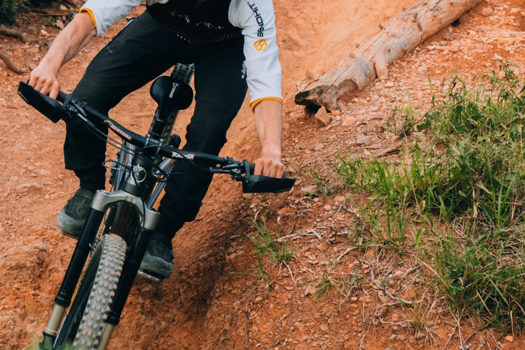 VTTiste en descente technique équipé de handguards Sendhit Nock pour protéger leviers et mains en enduro engagé.