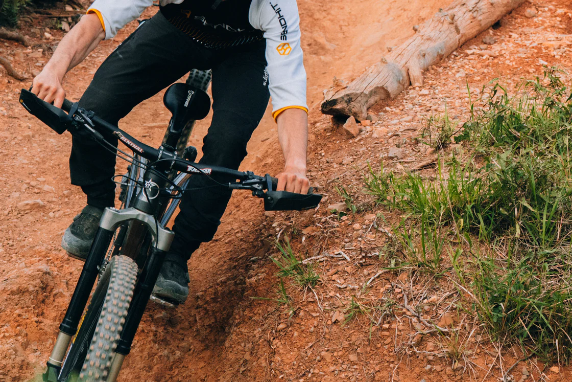 VTTiste en descente technique équipé de handguards Sendhit Nock pour protéger leviers et mains en enduro engagé.
