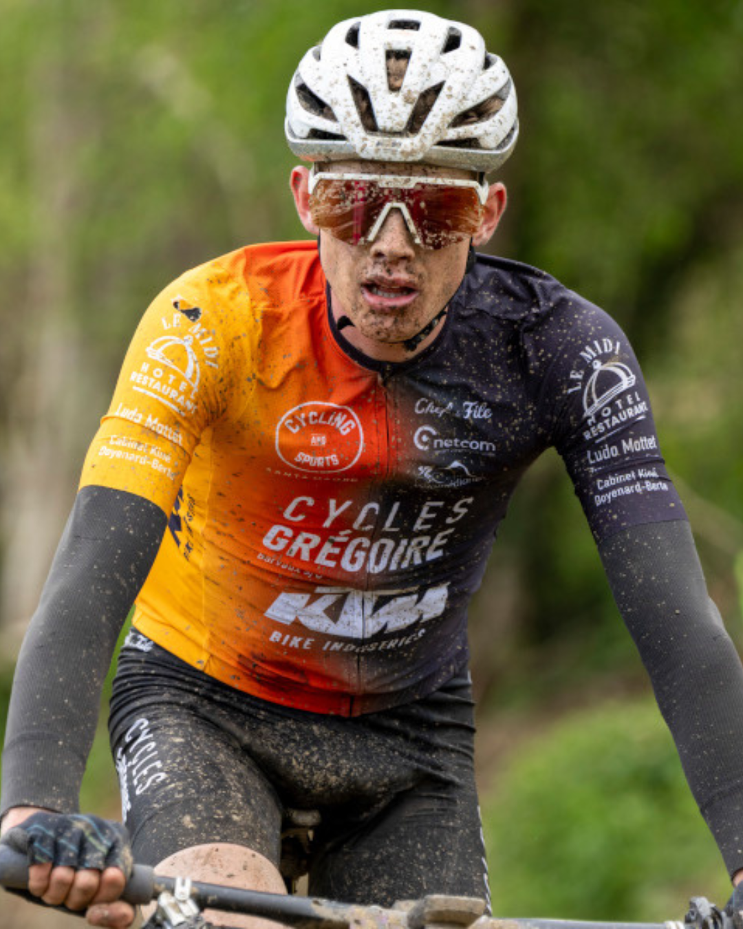 Simon Grégoire, couvert de boue, franchit la ligne du Roc d’Ardenne 2025 après 60 km de marathon VTT, vêtu du maillot Chef de File et soutenu par KTM.