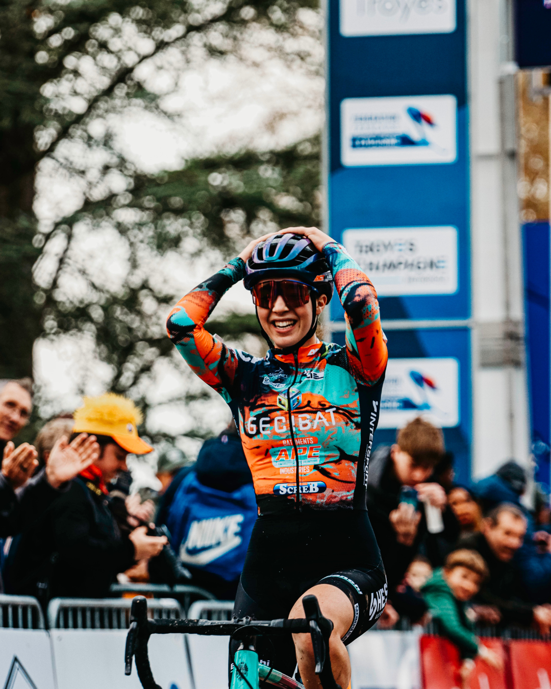 Amandine Vidon célèbre sa victoire à la Coupe de France de cyclo-cross 2024.
