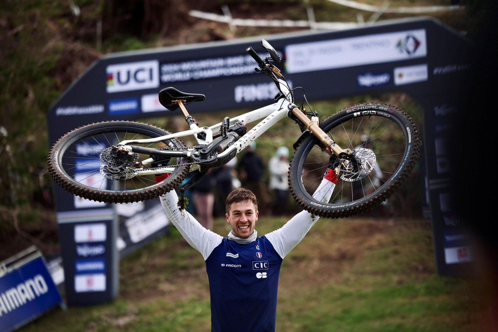 Alex Rudeau brandit son vélo après sa victoire au championnat du monde Enduro UCI 2024, équipé des protections Sendhit Nock et Brake Lever Grip.