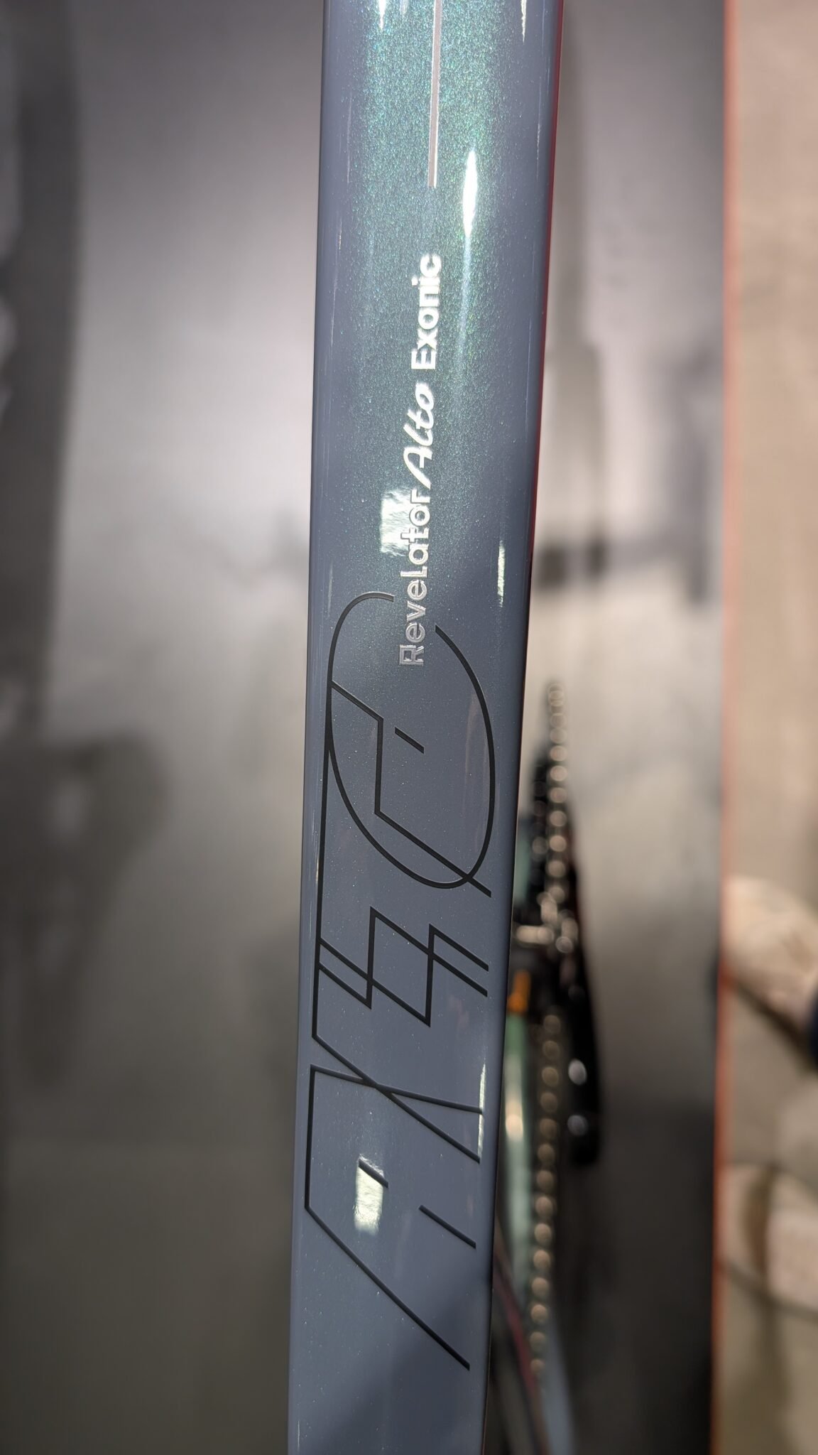 ube vertical du KTM Revelator Alto avec signature et finition carbone
