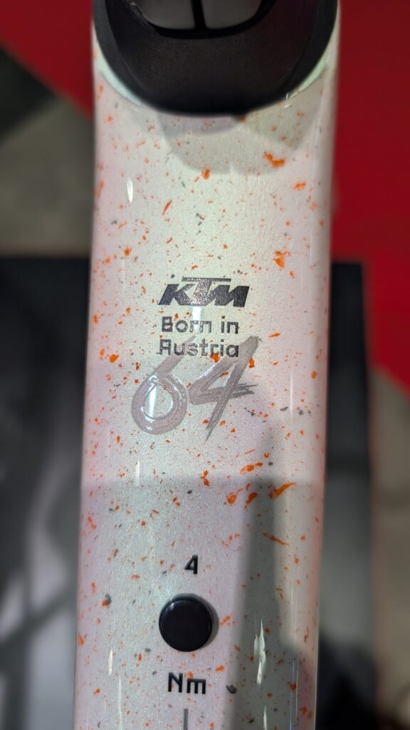 Cadre de vélo KTM blanc avec inscription Born in Austria et éclaboussures rouges
