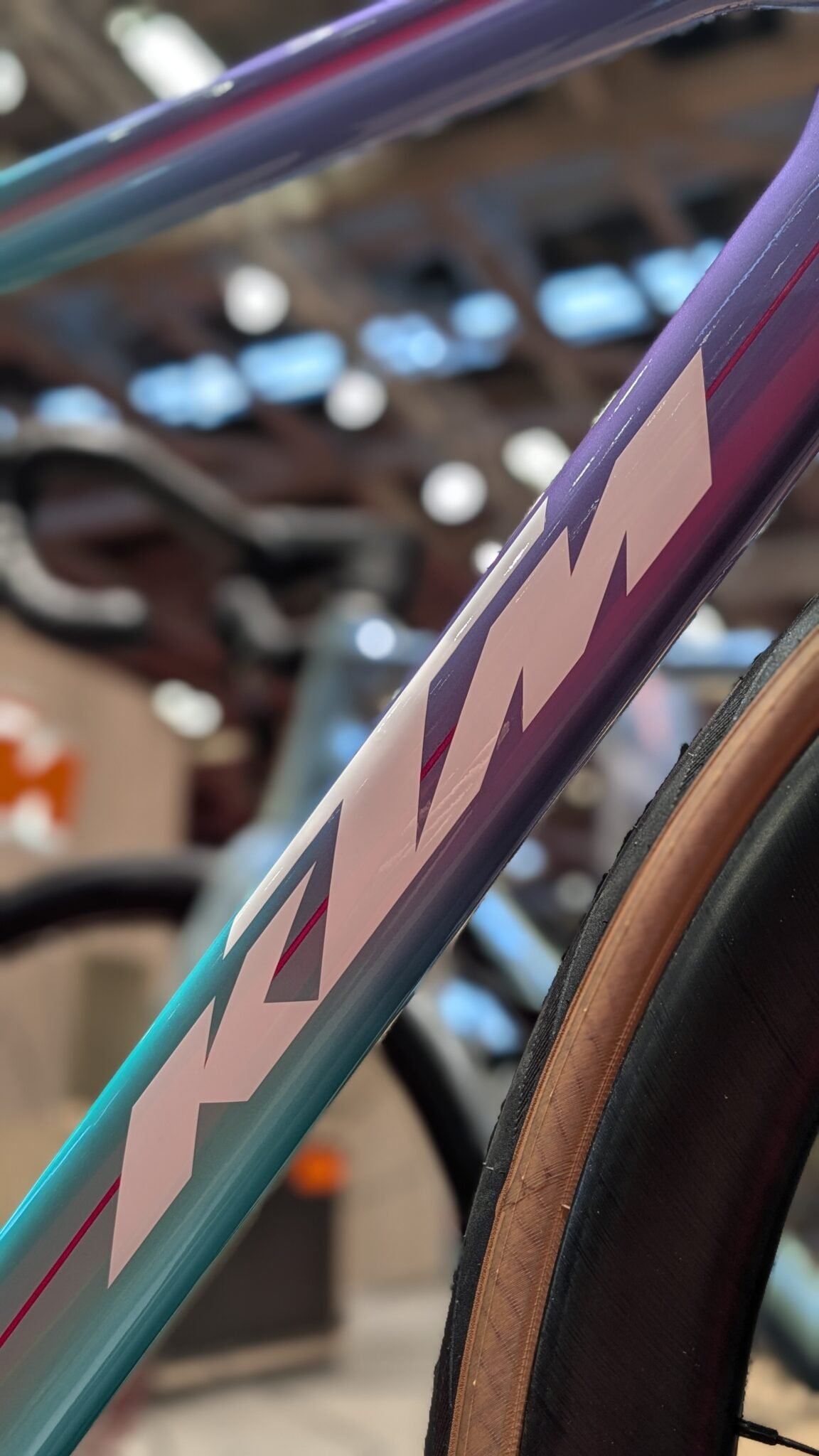 Logo KTM sur cadre irisé violet et turquoise d’un vélo de route