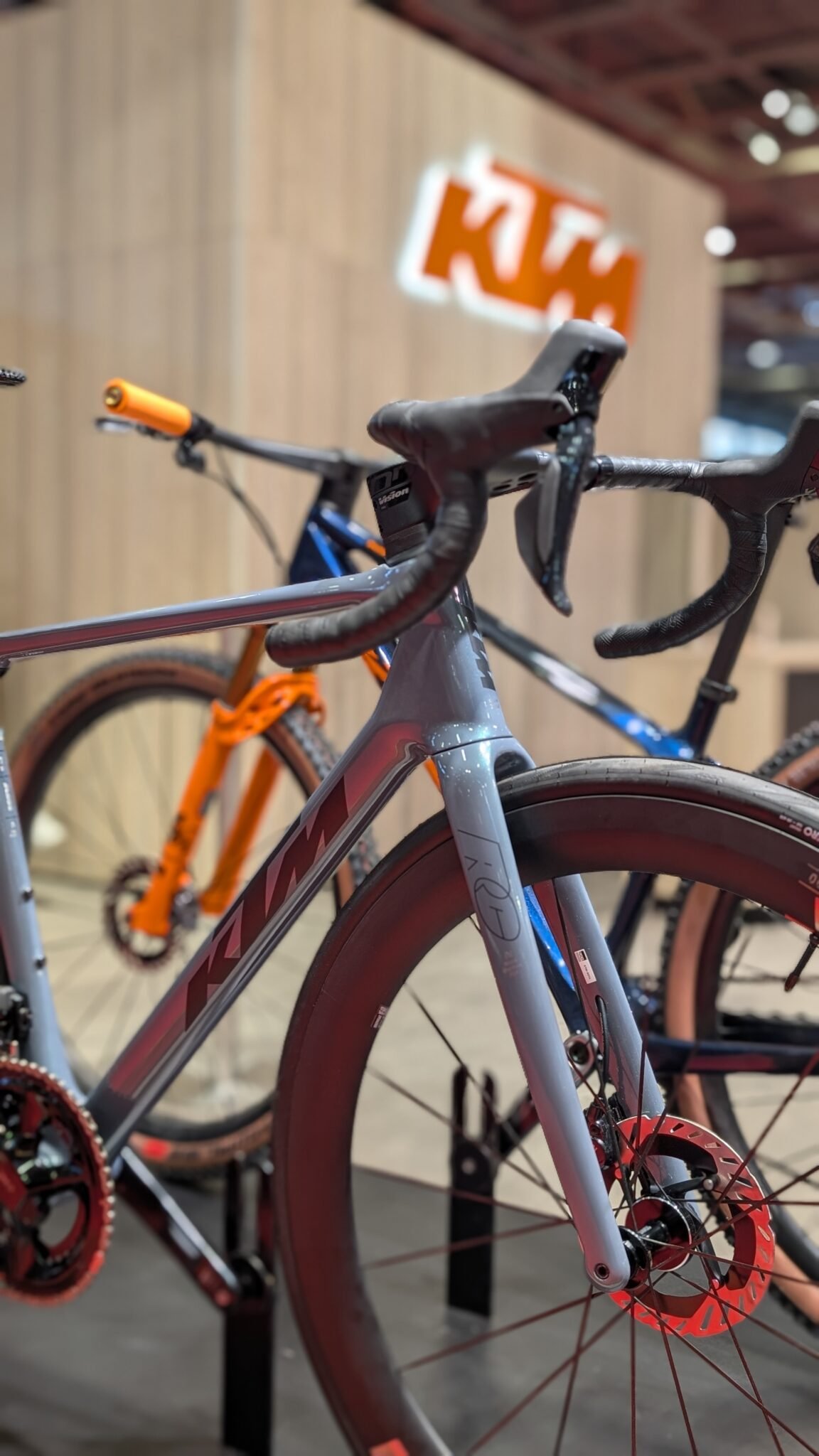 Vélo KTM Revelator exposé avec guidon route et cadre bleu clair
