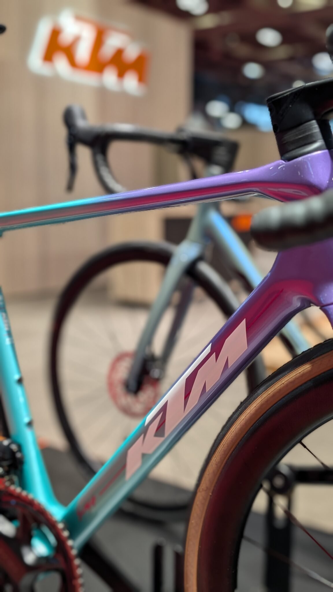 Vélo KTM Gravelator avec cadre irisé violet/bleu et pneus larges