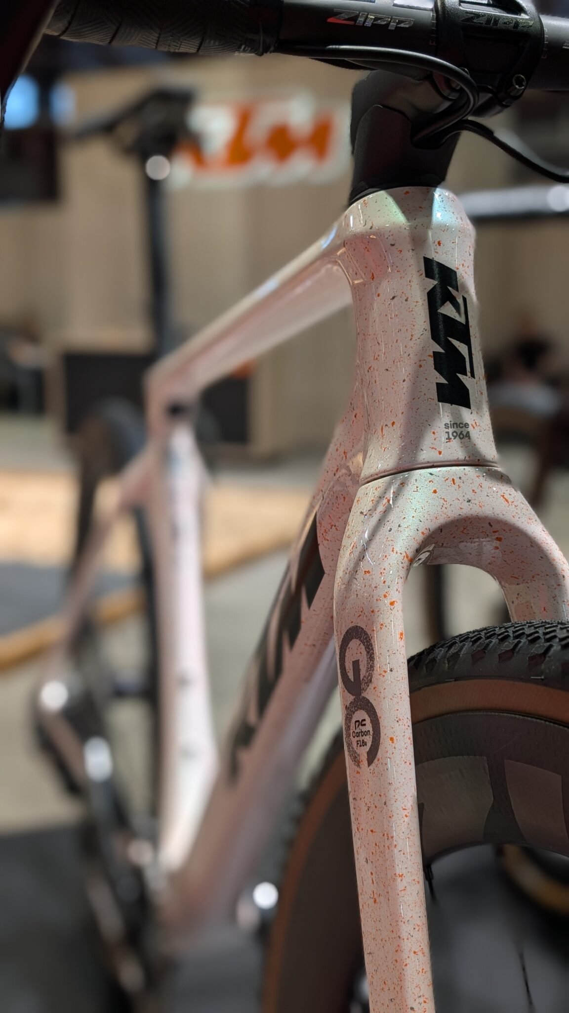 Vélo KTM Gravelator Exonic avec cadre blanc et pneus larges