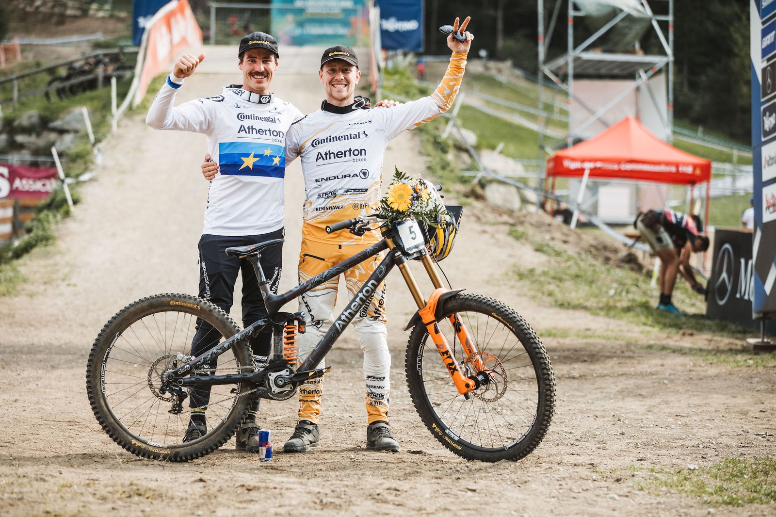Charlie Hatton et son vélo équipé O-Chain R, champion du monde de descente 2023