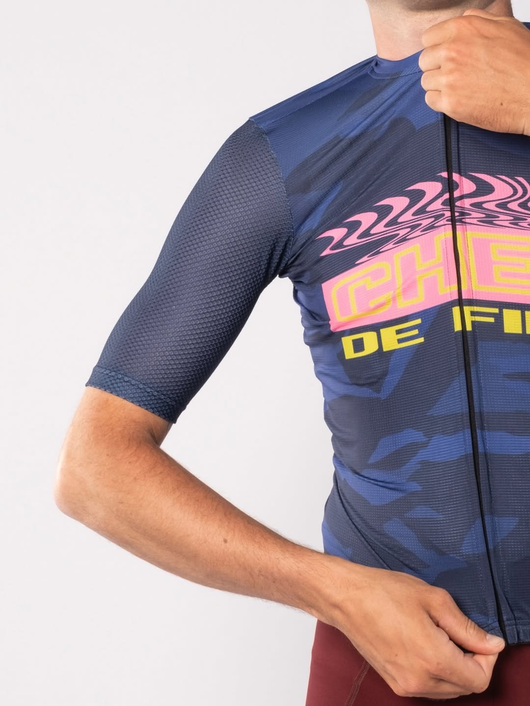 Maillot cycliste bleu marine à bandes roses Chef de File, collection été 2025 AERO