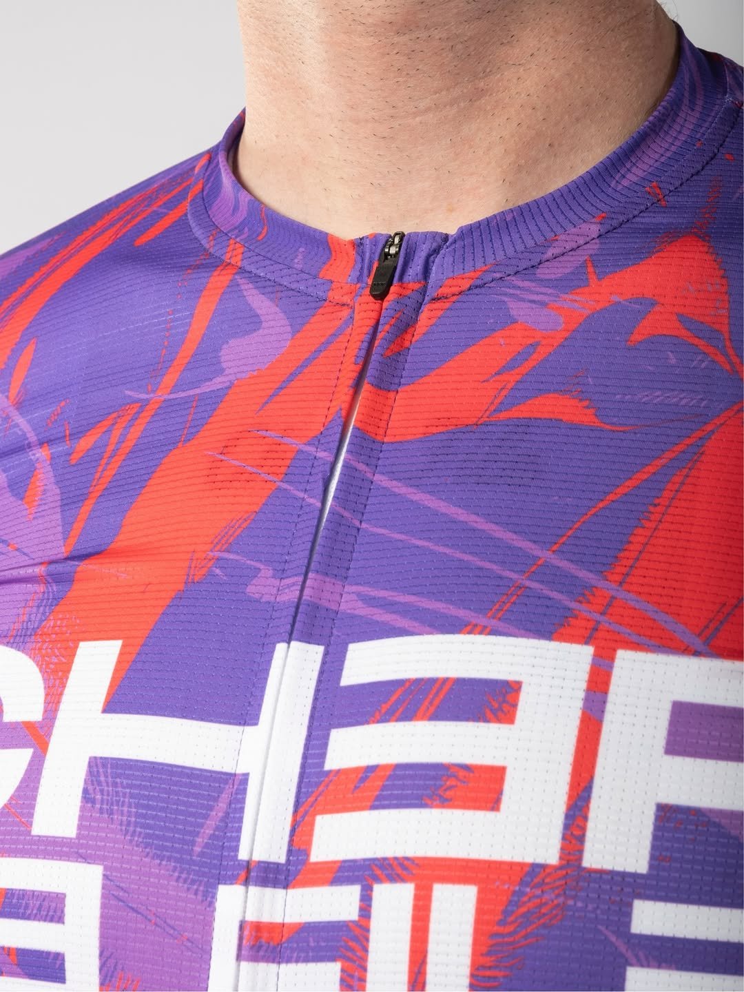 Maillot cyclisme Chef de File violet et rouge à motifs graphiques, collection été 2025 AERO