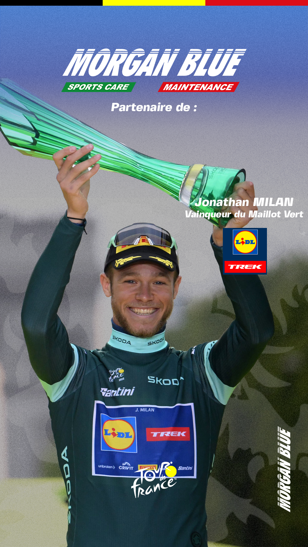 Jonathan Milan soulève le trophée du maillot vert au Tour de France 2025, partenariat Morgan Blue.