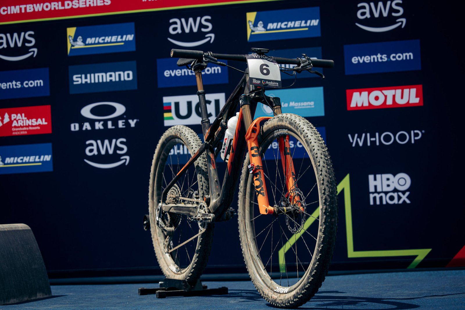 Vélo KTM numéro 6 de course devant les panneaux UCI XCC