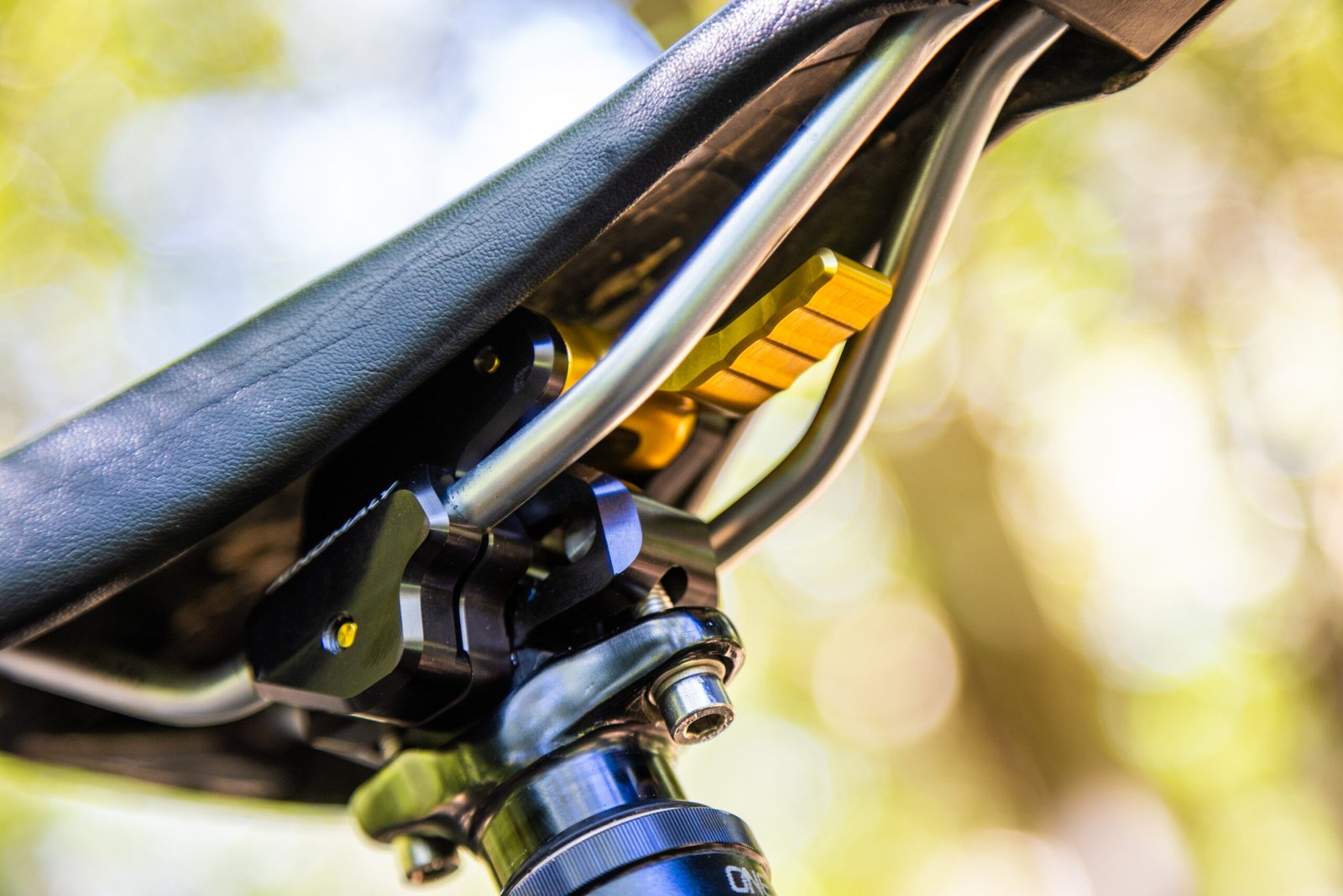 Système SwitchGrade Aenomaly installé sous une selle VTT, illustrant l’angle de réglage pour la montée ou la descente
