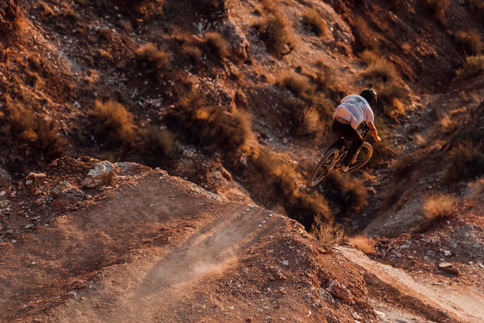 Louis Reboul en plein saut freeride utilisant le SwitchGrade R sur terrain big-mountain
