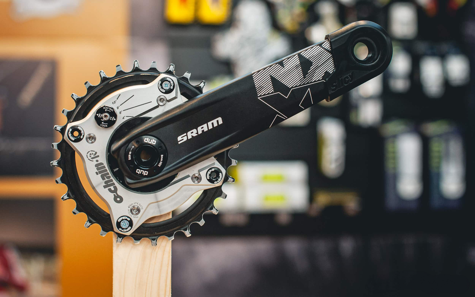 Spider O-Chain monté sur un pédalier SRAM 104 BCD, technologie anti pedal-kickback pour VTT